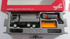 herpa IVECO Trakker Baukipper 6x6 Allrad Winterdienst grau/gelb 1;87 Neu