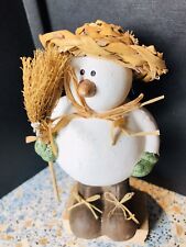 Schneemann mit Strohhut und Besen mit dicken Stiefeln