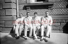 Foto-Negativ, Blick auf Soldaten auf der Bank vor dem Lazarett , 5026-826/24