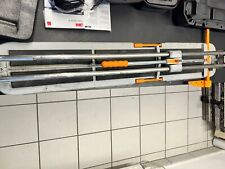 Fliesenschneider und Porzellan