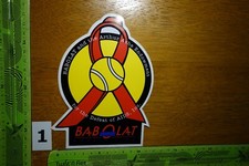 Alter Aufkleber Sport Tennis Kleidung Zubehör BABOLAT Defeat of Aids