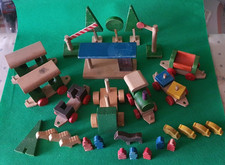 Eisenbahn mit Zubehör aus Holz für Kinder