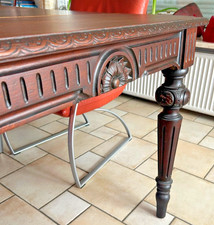 Schöner dunkler Holztisch