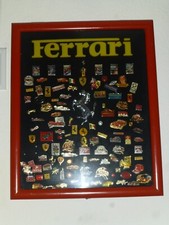 XXL Ferrari Pin Button Sammlung im Schaukasten Original Logo Pferd 3D Schriftzug