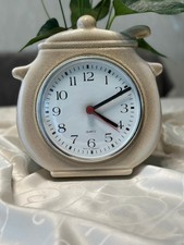 Wanduhr in Form einer Teekanne