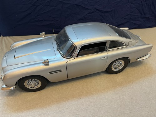 Aston martin db5 james - martin,