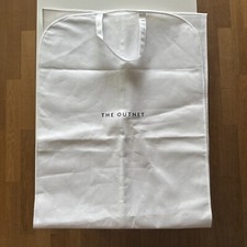 THE OUTNET KLEIDERSACK IN WEISS MIT LOGO AUFSCHRIFT