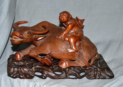 Figur wasserbüffel mit knabe - mit,