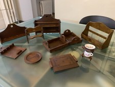 Möbel und Geschirr aus Holz für Puppenstube