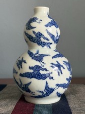 Chinesische Vase mit Kranichen und Wolken, wohl 18. oder 19. Jahrhundert, Qing