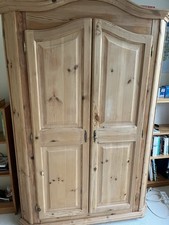 Schrank aus hellem Holz