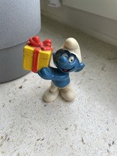 Schlumpf mit Geschenk –