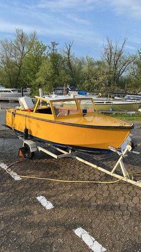 Gelbes sportboot mit ps - sportboot, 30