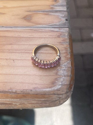Goldener ring mit rosa steinen - rosa,