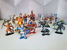 17 alte Ritter stehend und