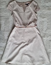 Beiges ETUIkleid von ORSAY