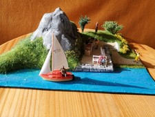 Markt am See Diorama mit Peiser Figuren ua Boot Landschaft Felsen Park H0 1:87