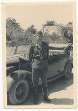 Foto Soldat der Wehrmacht vor PKW mit Stander Fahne und Notek Tanrnscheinwerfer