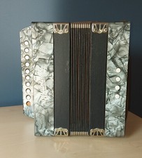 Antik Knopfakkordeon Bass und Diskant wechseltönig Weltmeister silber Knopfgriff