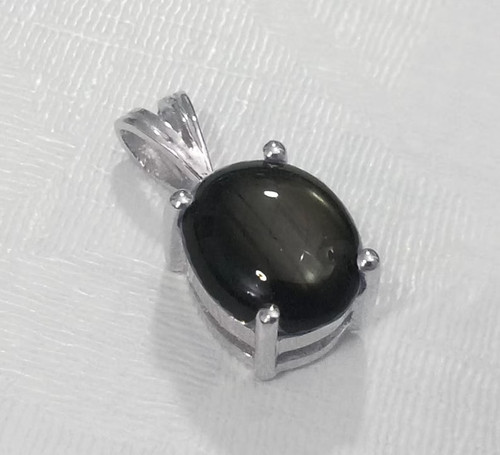 Oval geschliffener schwarzer