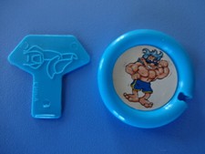 Älteres Spielzeug Oscar 2005 / Pic Nic/Hellblaues Löffelspiel/Muskelmann - 40 mm