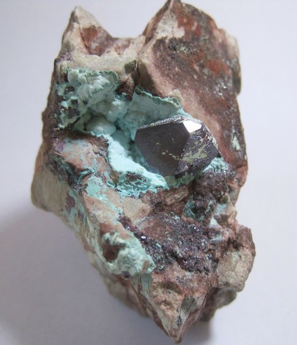 Cuprit mit chrysokoll - x,