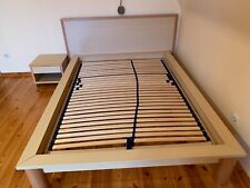 Bett mit Nachttisch von