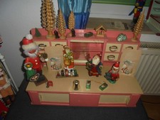 Kaufladen antik Standkaufladen klein als Weihnachtsladen mit Weihnachtsmann