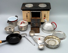 Puppenherd Blech Spielherd alt elektrisch mit Zubehör Aluminium Töpfe- unget.