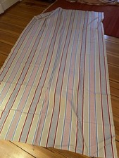 2 hübsche Vorhänge beige/rot/blau gestreift, passende Tagesdecke, 4 Kissenbezüge