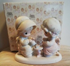 Precious Moments "Friendship hits the spot" #520748 Freundinnen trinken Tee 1988