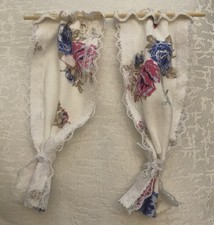 Gardine für das Puppenhaus