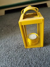 Laterne gelb aus Metall mit Henkel