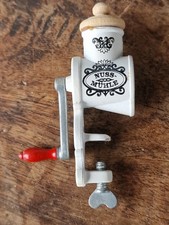 Bodo Hennig histotische Nussmühle rot  für vintage shabby Puppenküche  Miniatur