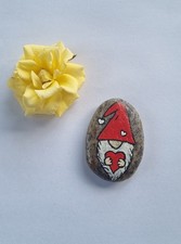 Bemalter Stein Zwerg - Wanderstein - Gnom mit Herz - Glücksstein