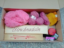 2 Holzboxen mit Stricknadeln +