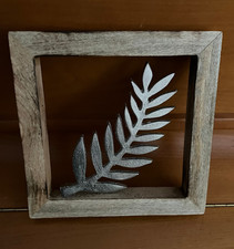 interessante Deko: silberfarbiges Blatt in Holzrahmen, ca. 19,6 x 19,8 cm