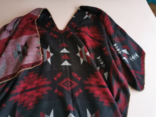 Schöner warmer offener - , poncho