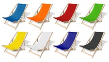 Holzstrandliege am Strand auf