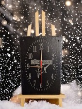 Wanduhr auf Schieferplatte"