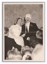 Brautpaar eng verbandelt - Hochzeitsspiel - Schnappschuss - Lustiges Altes Foto