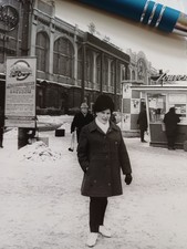 Altes originales s/w Foto, Frau im Schnee vor Souvenierbüdchen in Dresden