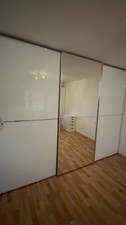 Moderner Kleiderschrank mit