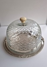 Edler Servierteller mit fein geschliffener Glasglocke - stilvoll und praktisch