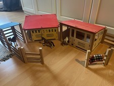 Eichhorn 100002517 - Pferdestall Kinderspiel, 29-teilig - 2 Gebäuden, 3x Schleic