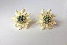 alte Ohrstecker, Edelweiß aus Bein geschnitzt, 2,3 cm Ø