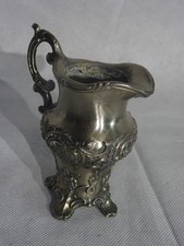 Kleine Krugvase. Verzierte silberne Knospenvase.Aus Zinn