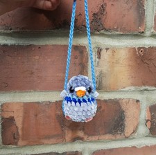 Blaue Taube auf Schaukel Auto