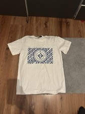 Fendi t-shirt in der farbe weiß mit blauer schrieft in der größe M