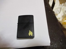 Zippo Schwarz mit goldener Flamme von 1/2023 OVP (12)